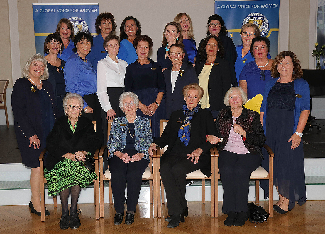 Die Clubschwestern des Soroptimist Club Leoben mit Gründungsmitgliedern.